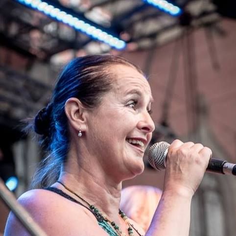 Hanka Horká war eine tschechische Folk-Sängerin. Sie starb am 16. Jänner 2022 im Alter von 57 Jahren.