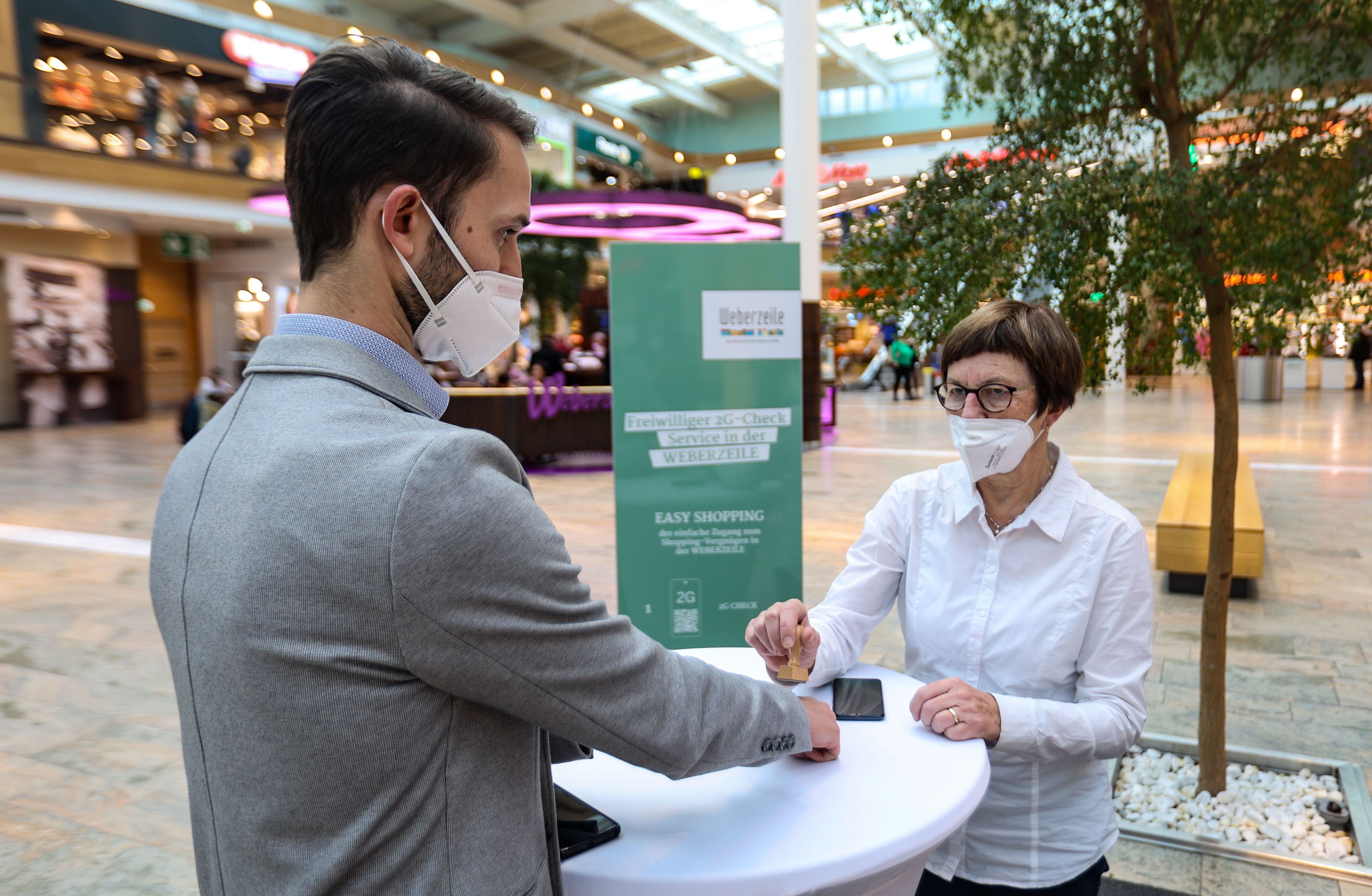 Auch in Ried im Innkreis wird wie in Dornbirn mittels Stempel der 2G-Nachweis illustriert. 