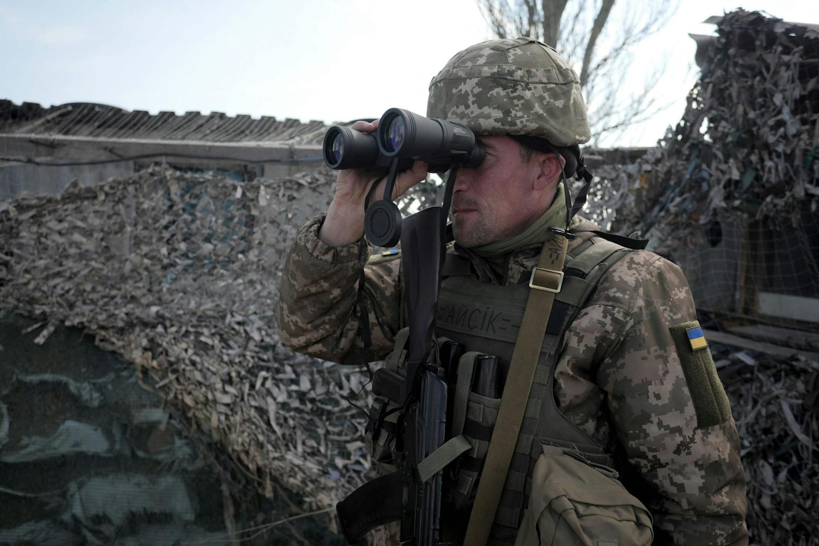Eine ukrainischer Soldat beim Überwachen der Grenze zu Russland. 