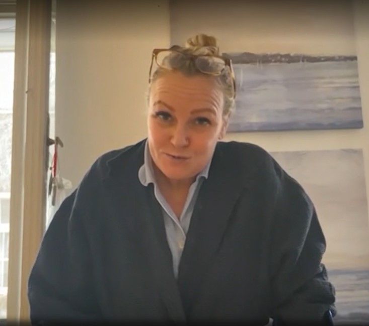 ORF-Moderatorin Verena Seitz hat sich beim Spazieren verletzt – jetzt fällt sie wochenlang aus.