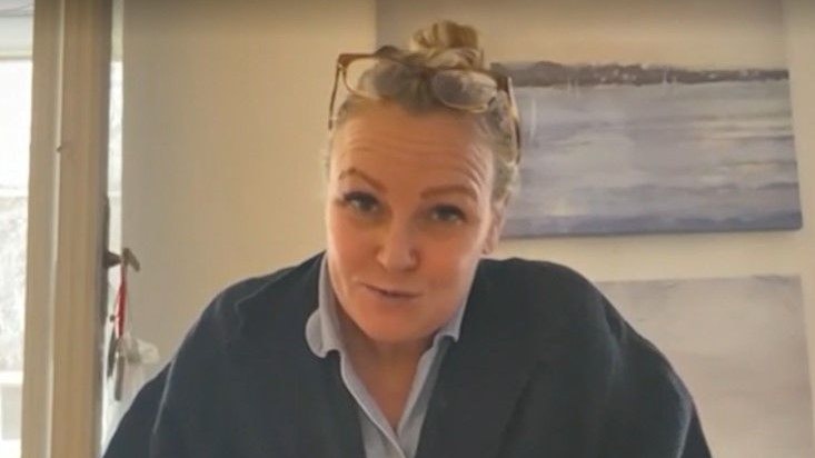 ORF-Moderatorin Verena Seitz hat sich beim Spazieren verletzt – jetzt fällt sie wochenlang aus.