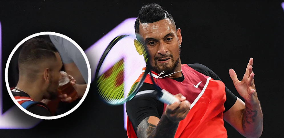 Nick Kyrgios trinkt Bier aus dem Becher eines Zuschauers. 