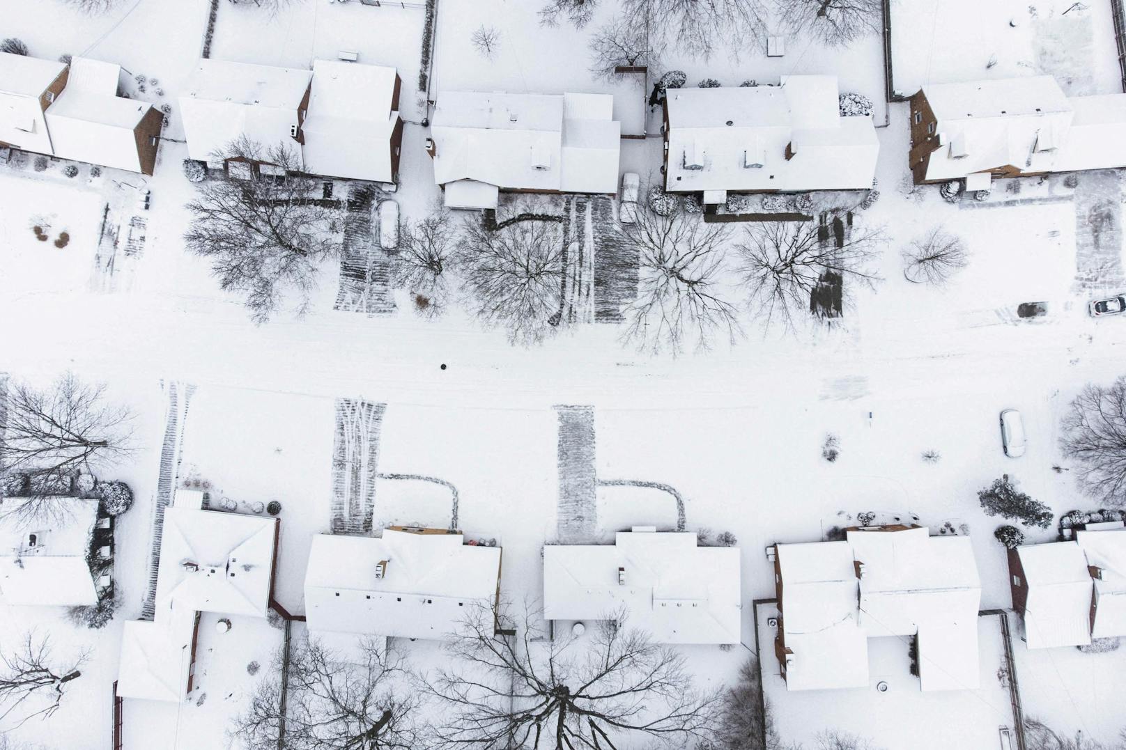 Schneebedeckte Hausdächer in Dayton, Ohio.