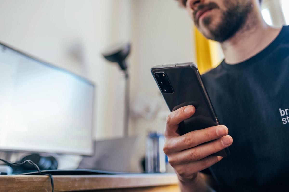 Immer wieder kommt es zu Datenlecks, mit welchen Accounts verschiedenster Websites einfach gehackt werden können.