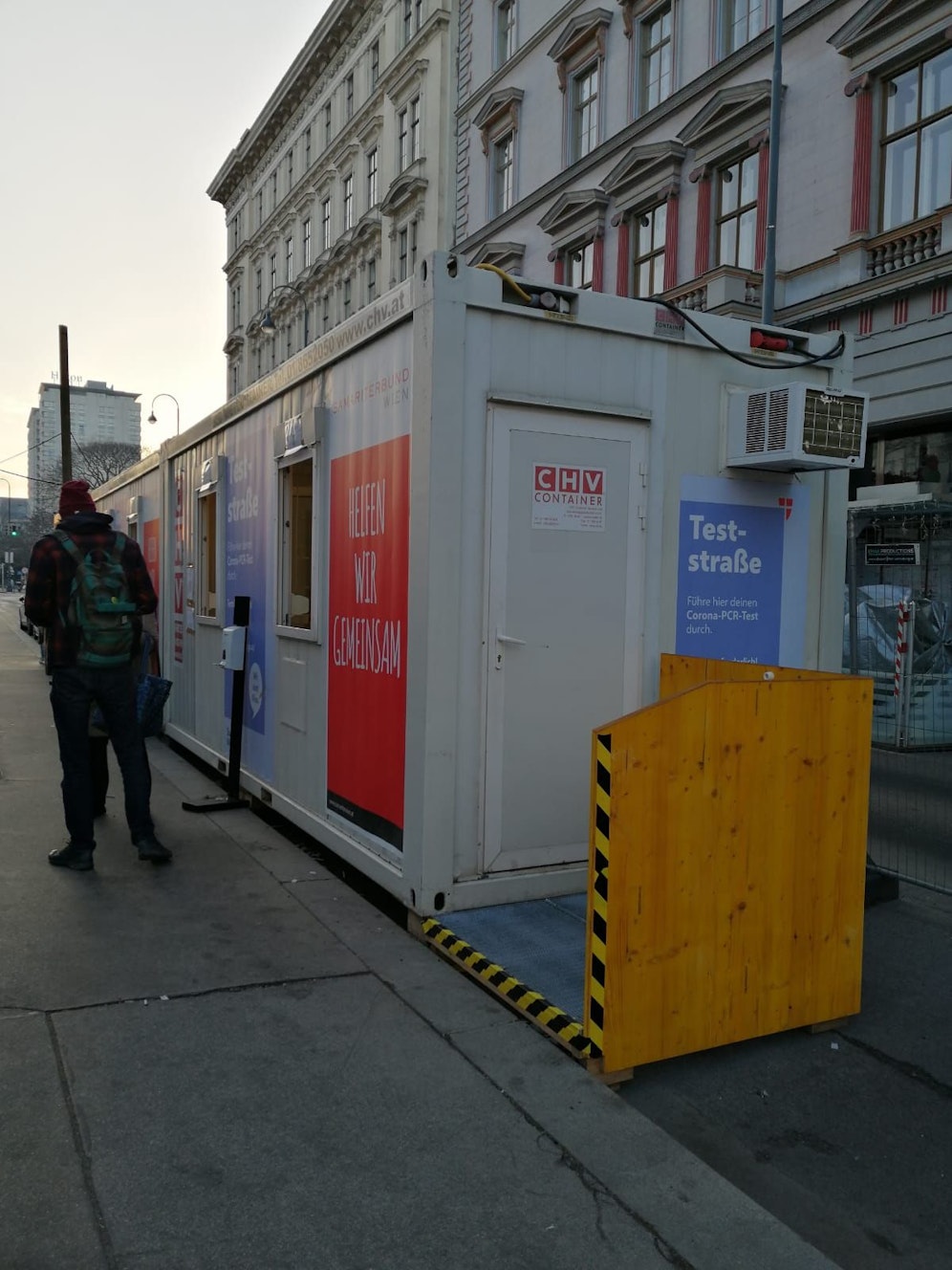 Sonntagfrüh machte Marie L. (57) bei der Teststraße Stubentor (City) einen PCR-Gurgeltest. Erst 31 Stunden später gab es das Ergebnis.