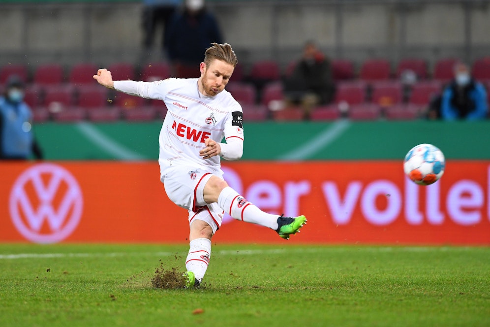 Florian Kainz schießt sich beim Elfmeter selbst an. 
