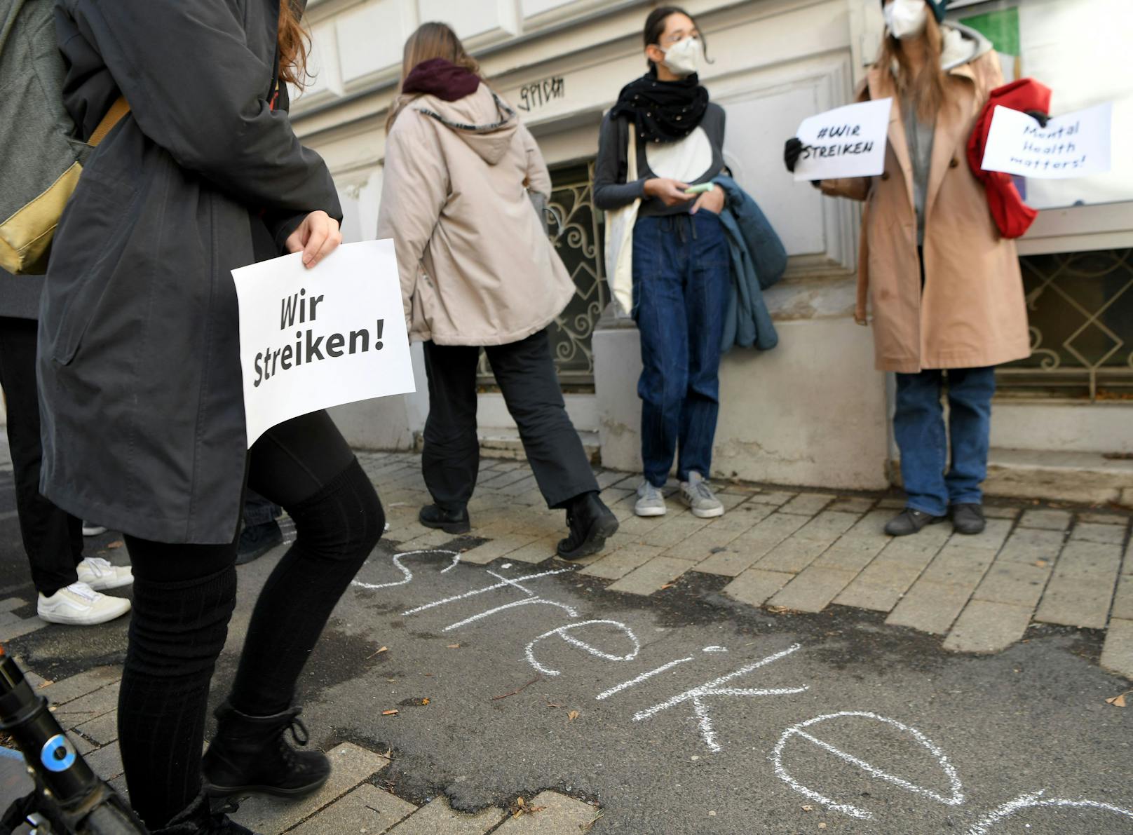 Mit Schulen und Straßenkreiden wurde gegen Bildungsminister Martin Polaschek (ÖVP) protestiert. 