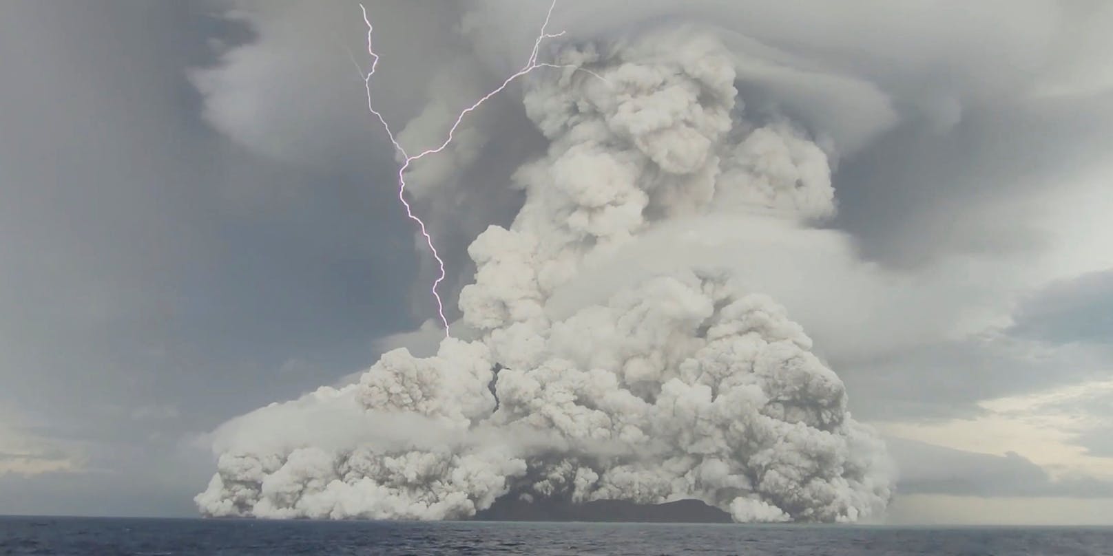Der Ausbruch des Hunga-Tonga-Hunga-Ha’apai gibt Vulkanologen Rätsel auf. Derart folgenschwere Eruptionen eines Untersee-Vulkans sind selten.