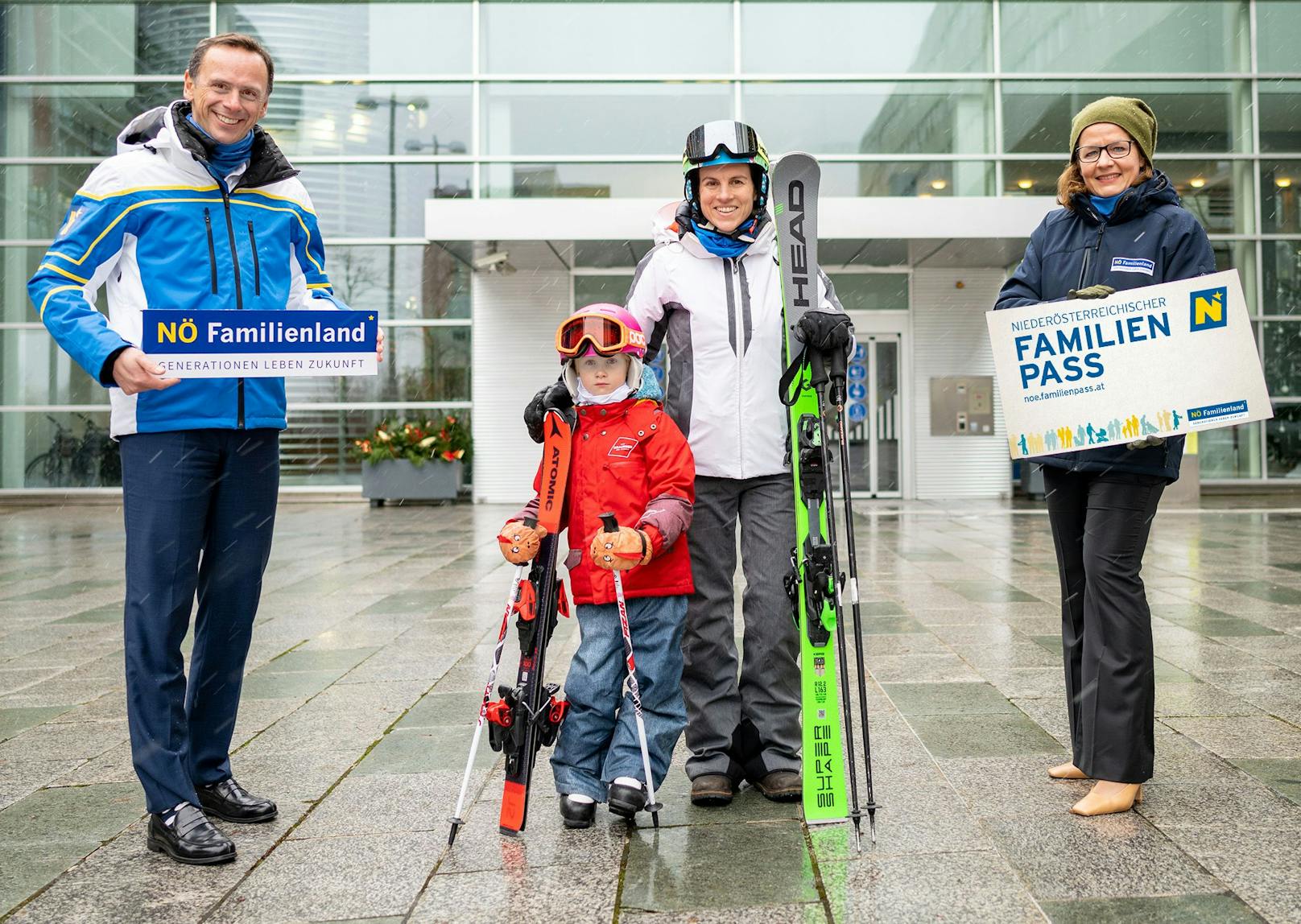 Tourismus- und Sport-Landesrat Jochen Danninger, Veronika Nutz mit Tochter Nora und Familien-Landesrätin Christiane Teschl-Hofmeister