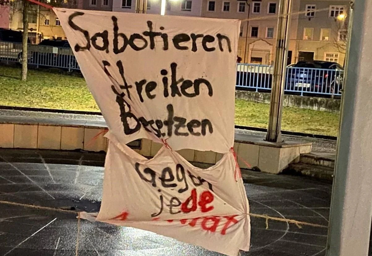 Dieses Plakat war vor der Bildungsdirektion aufgehängt.