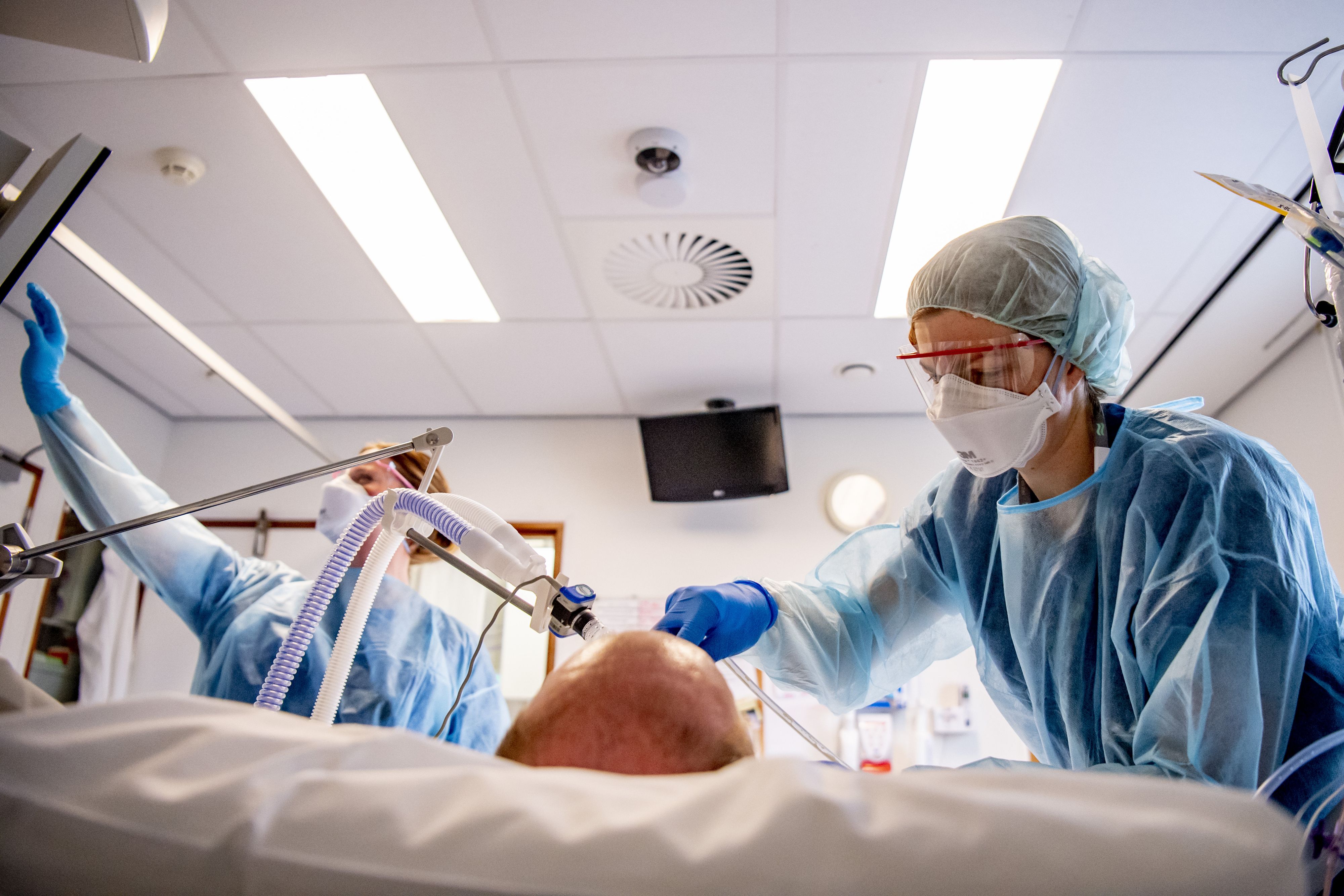 Ein Corona-Patient wird beatmet - viele Erkrankte leiden an Long-Covid-Syndromen.