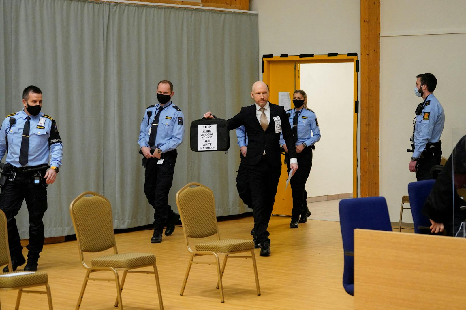 Massenmörder Andres Breivik bei seiner Ankunft vor Gericht – in der Hand eine Tasche mit rechtsextremer Botschaft.