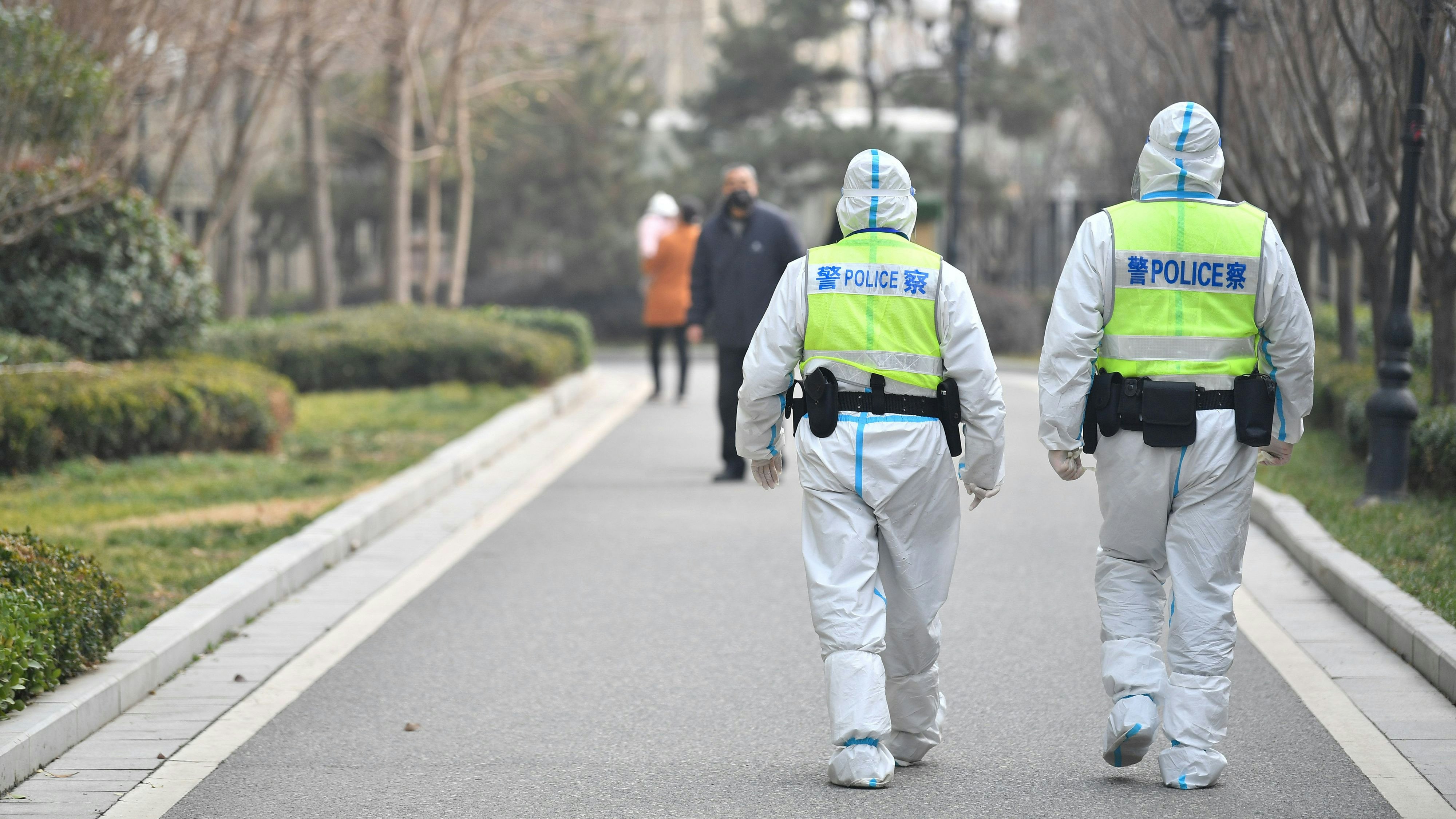 Download von www.picturedesk.com am 18.01.2022 (16:42).  (220110) -- XI'AN, Jan. 10, 2022 (Xinhua) -- Policemen in protective gears patrol in a community in Xi'an, capital of northwest China's Shaanxi Province, Jan. 10, 2022. Monday marks the second Chinese People's Police Day. It falls every Jan. 10, corresponding with the country's emergency call number of 110. Policemen in Xi'an stick to their posts on the day to secure the COVID-19 epidemic prevention and control. (Xinhua/Zhang Bowen).Xinhua News Agency / eyevine :...http://. - 20220110_PD4492 - Rechteinfo: Rights Managed (RM)