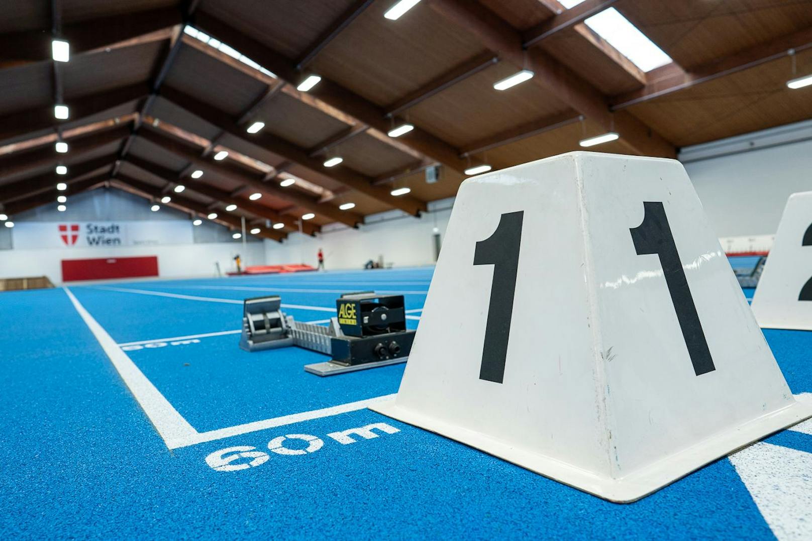 Die neue Indoor-Leichtathletik-Anlage ist mit zweifärbigem Kunststoffbelag und energieeffizienter LED-Beleuchtung ausgestattet.