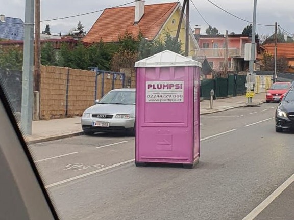 Am Flötzersteig landete ein mobiles WC auf der Fahrbahn. 
