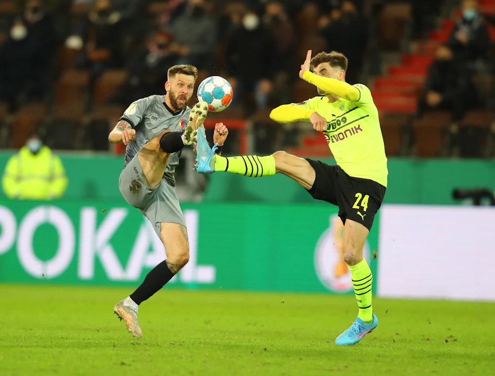 Guido Burgstaller und St. Pauli eliminieren Borussia Dortmund. 