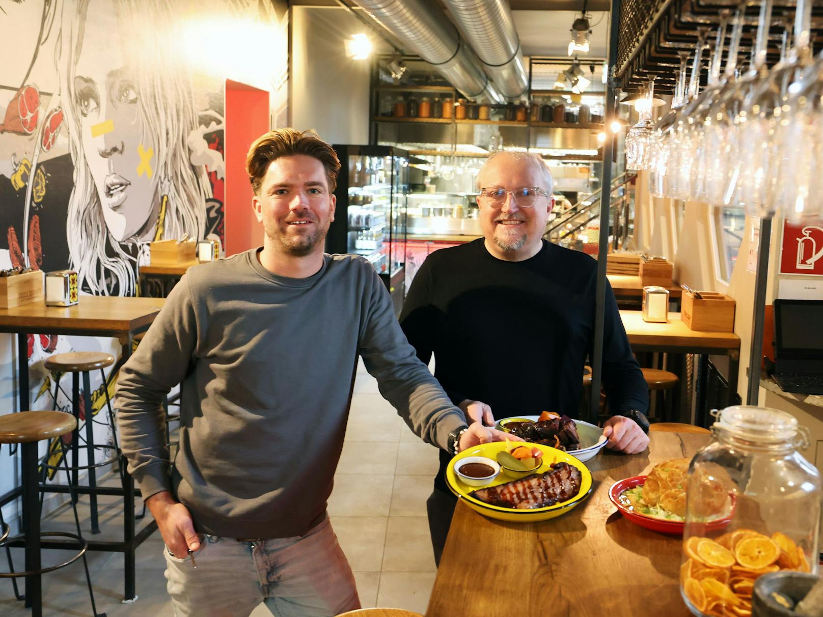 Marco Olinovec. (links) und Klaus Piber haben gemeinsam das "Trixie Kiddos" für originalgetreues BBQ in Wien-Neubau eröffnet.