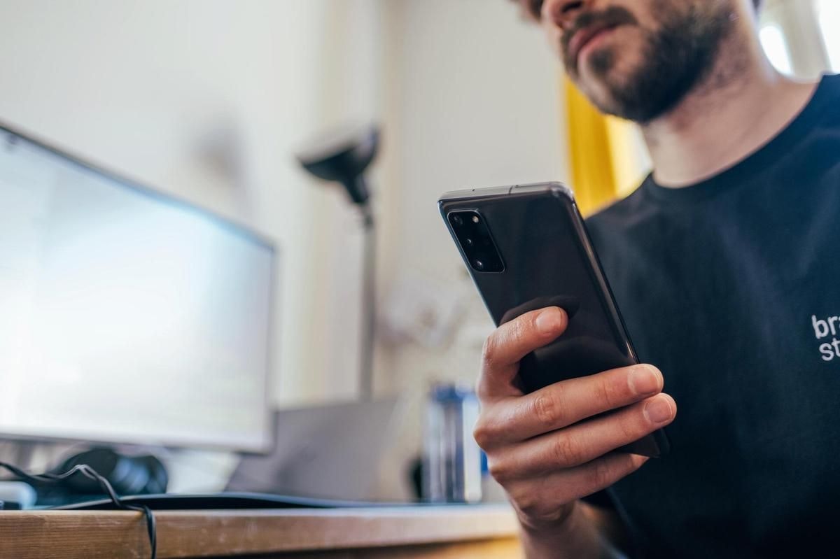 Dann sollte man schleunigst seine Login-Daten für den betroffenen Account ändern. Ansonsten können sich Hackerinnen und Hacker Zugriff auf private Daten verschaffen.