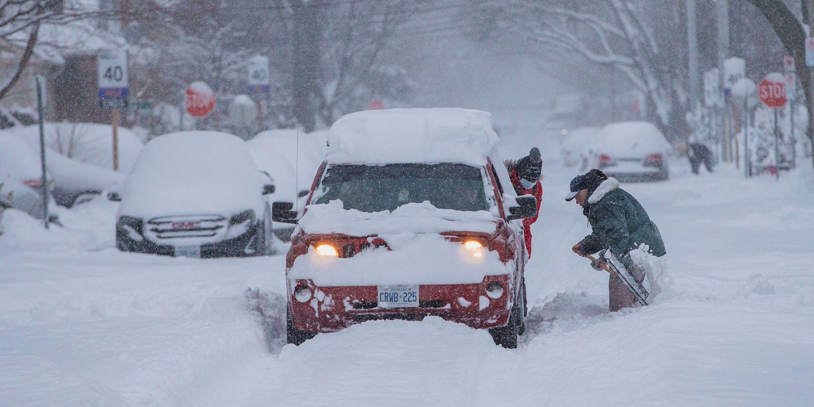 In Hamilton, Ontario, versuchen diese Menschen ihren Wagen aus den Schneemassen zu befreien.