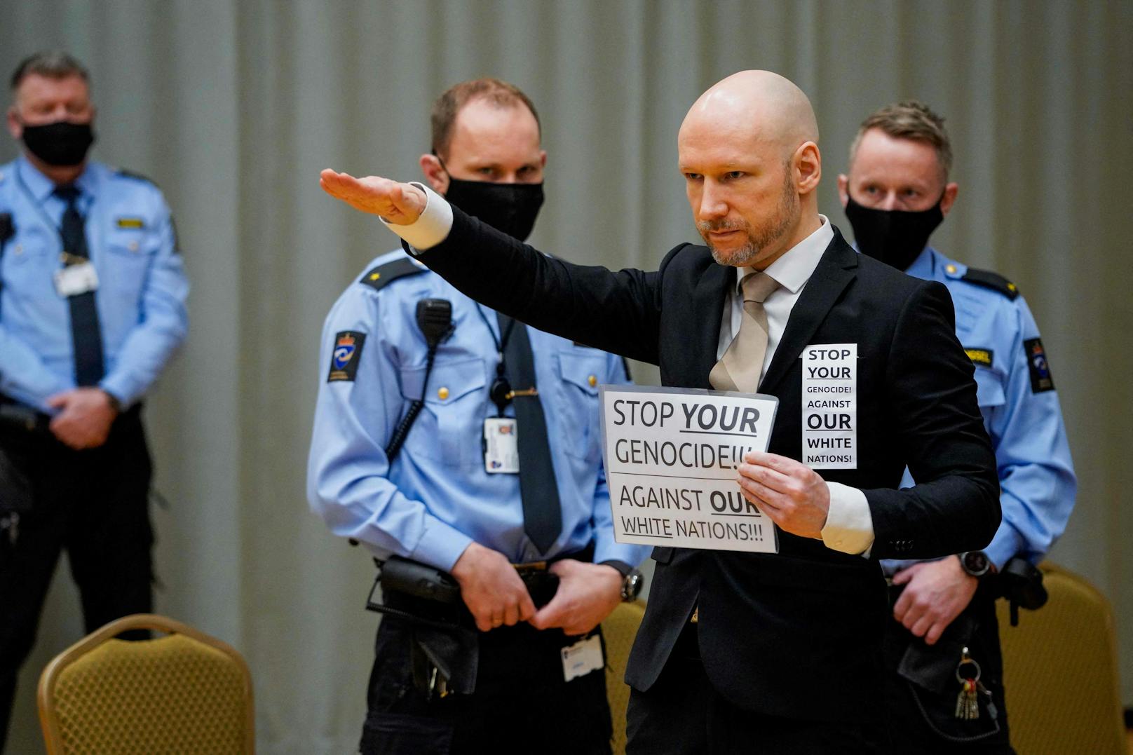 Breivik hebt am ersten Verhandlungstag seinen Arm zum Hitlergruß.