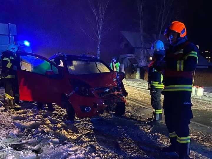 Die Frau prallte mit ihrem Wagen gegen einen Baum. 