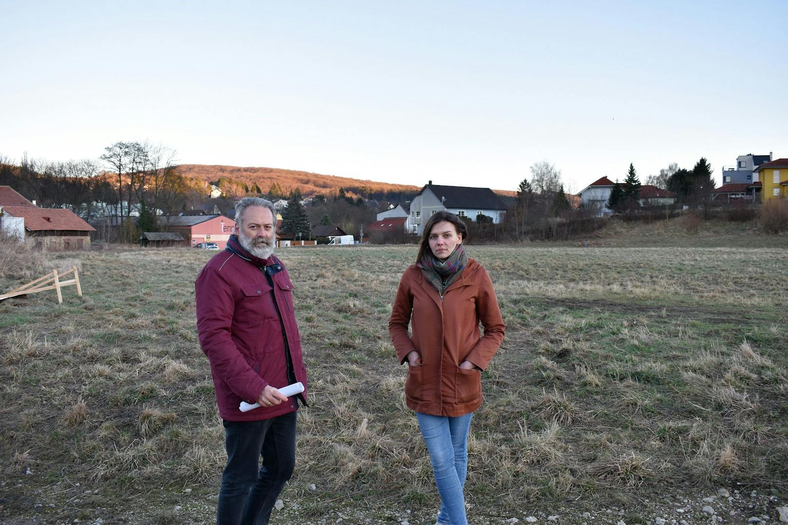 Gottfried Lamers und Miriam Üblacker am Ort des neuen Zentrums