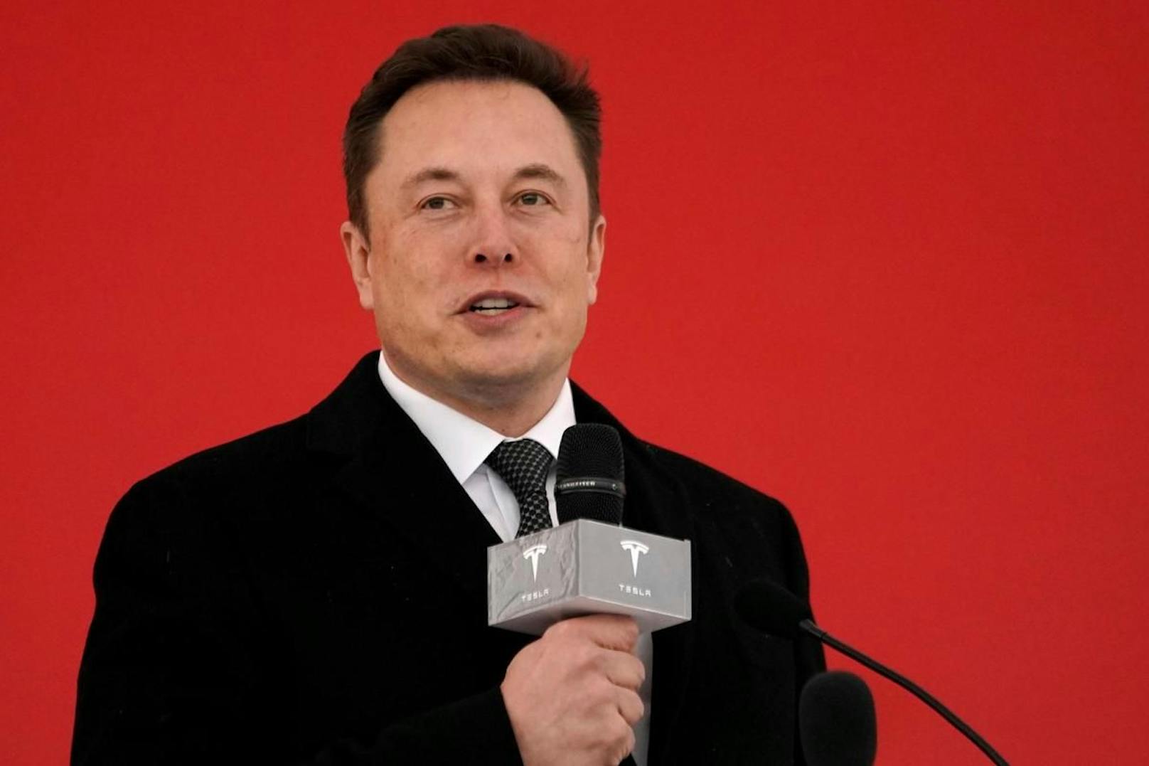 Damit liegt er noch immer hinter anderen Unternehmenschefs. Angeführt wird die Rangliste des Magazins "Forbes" derzeit von Tesla-Gründer Elon Musk mit geschätzt 271,5 Milliarden Dollar.