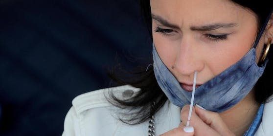 Eine Frau infizierte sich per Stäbchen selber mit dem Coronavirus.