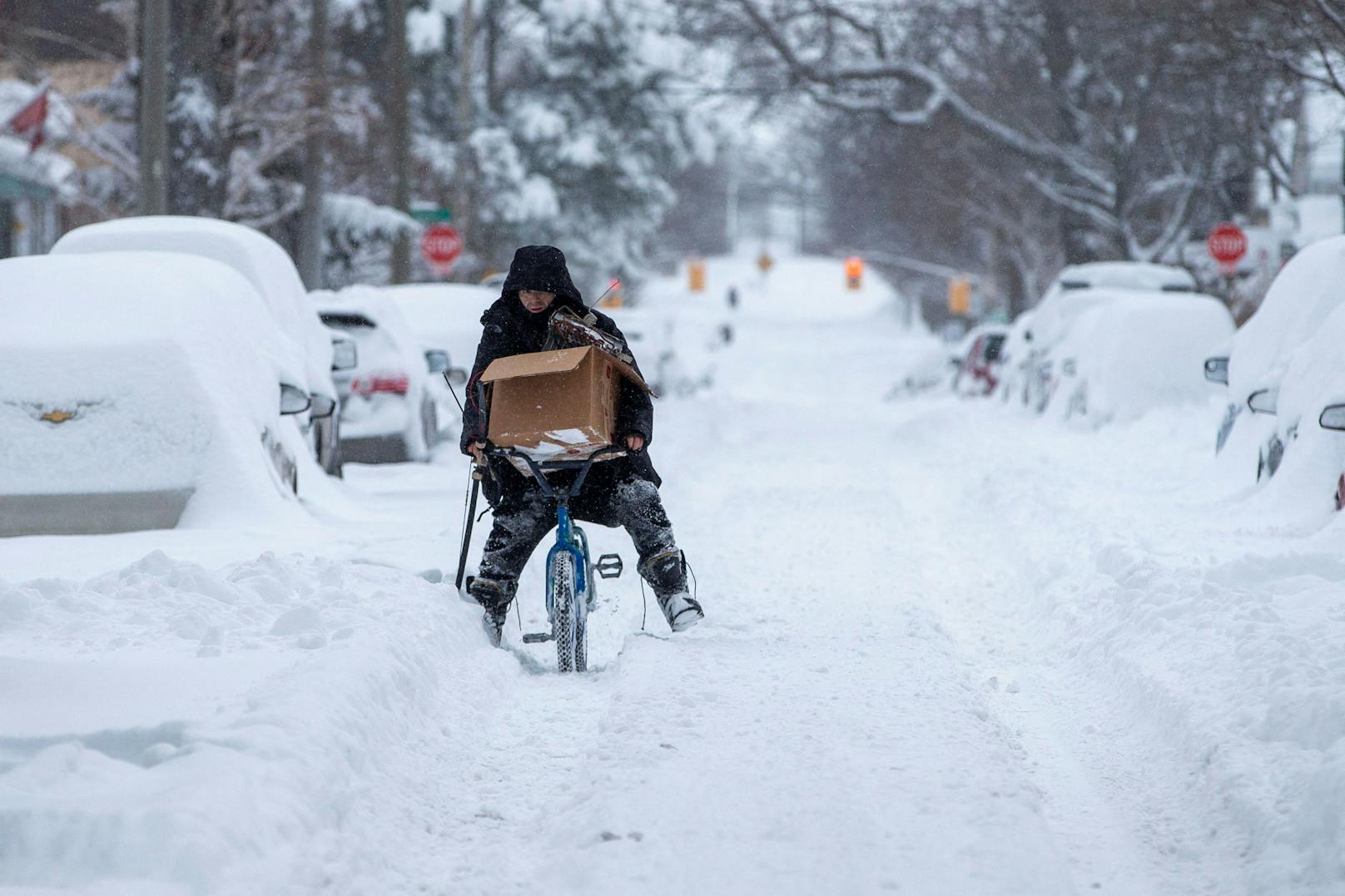 Dieser Mann aus Hamilton, Ontario, plagt sich mit dem Fahrrad durch die Winterlandschaft.