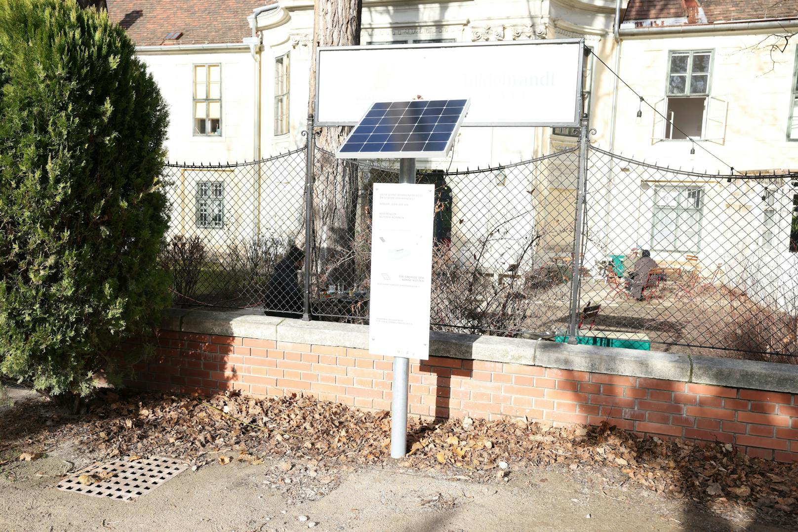 Photovoltaik-Paneele an einer Säule an der Rückseite des Volkskundemuseums fangen das Sonnenlicht ein und verwandelt es in umweltfreundliche Energie.