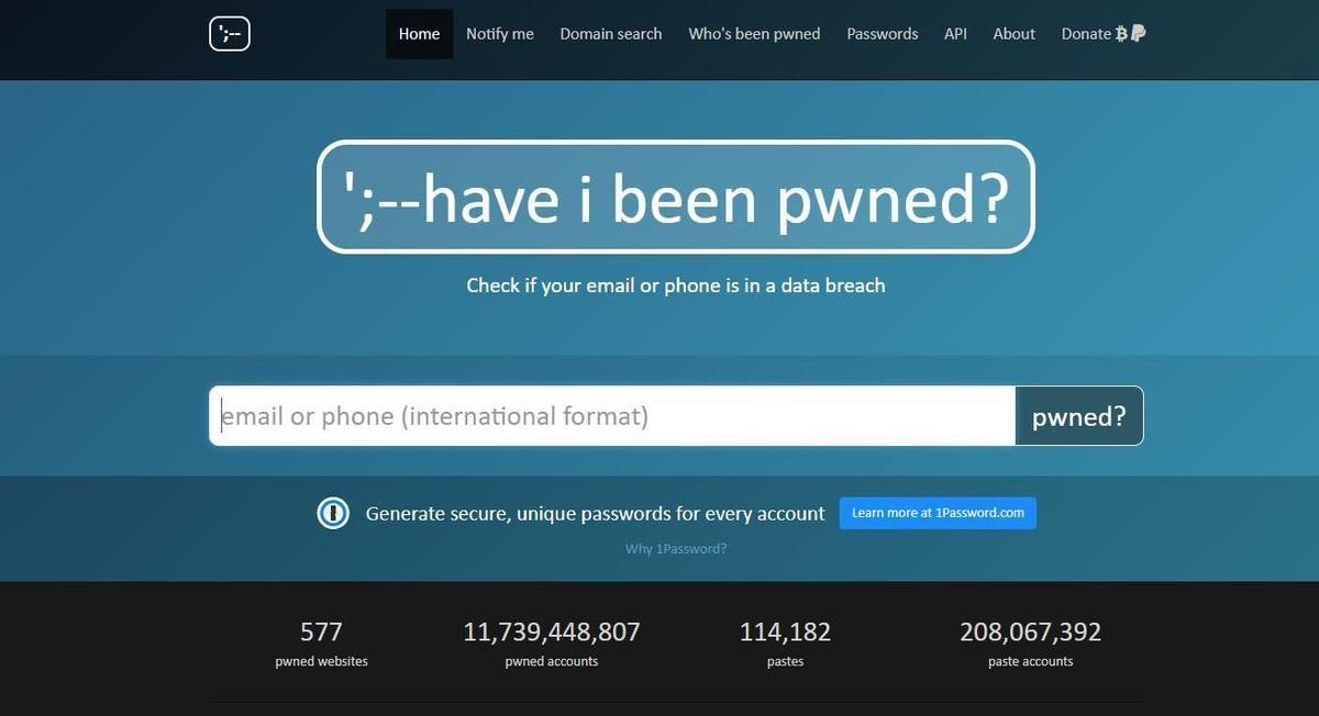 Auf der Website haveibeenpwned.com kann man überprüfen, ob die eigene E-Mail-Adresse oder Telefonnummer betroffen ist. Tauchen die Daten in einem bekannten Datenleck auf, warnt einen die Website.