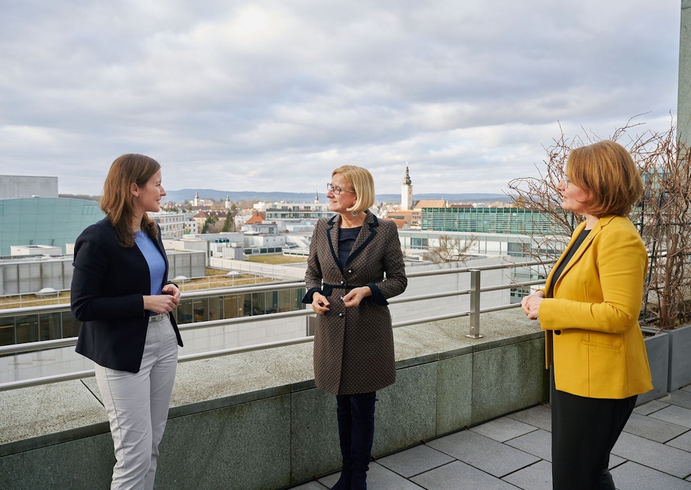 Landeschefin Johanna Mikl-Leitner traf Staatssekretärin Claudia Plakolm. Mit dabei: Bildungslandesrätin Christiane Teschl-Hofmeister