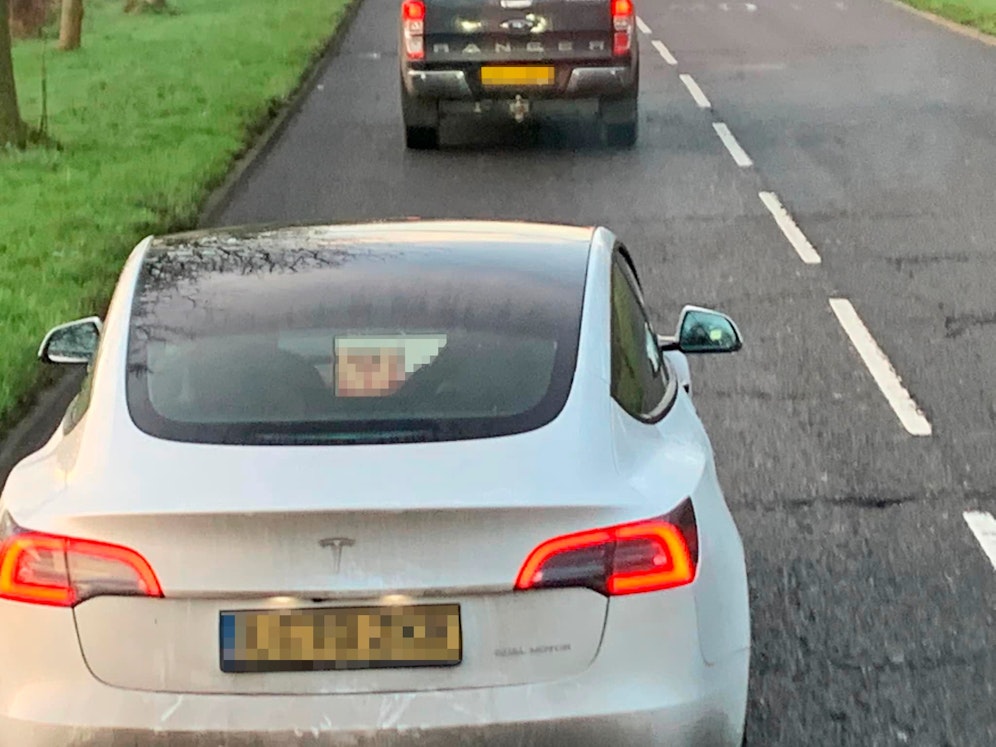 Ein Tesla-Fahrer wurde beim Porno-Schauen erwischt.