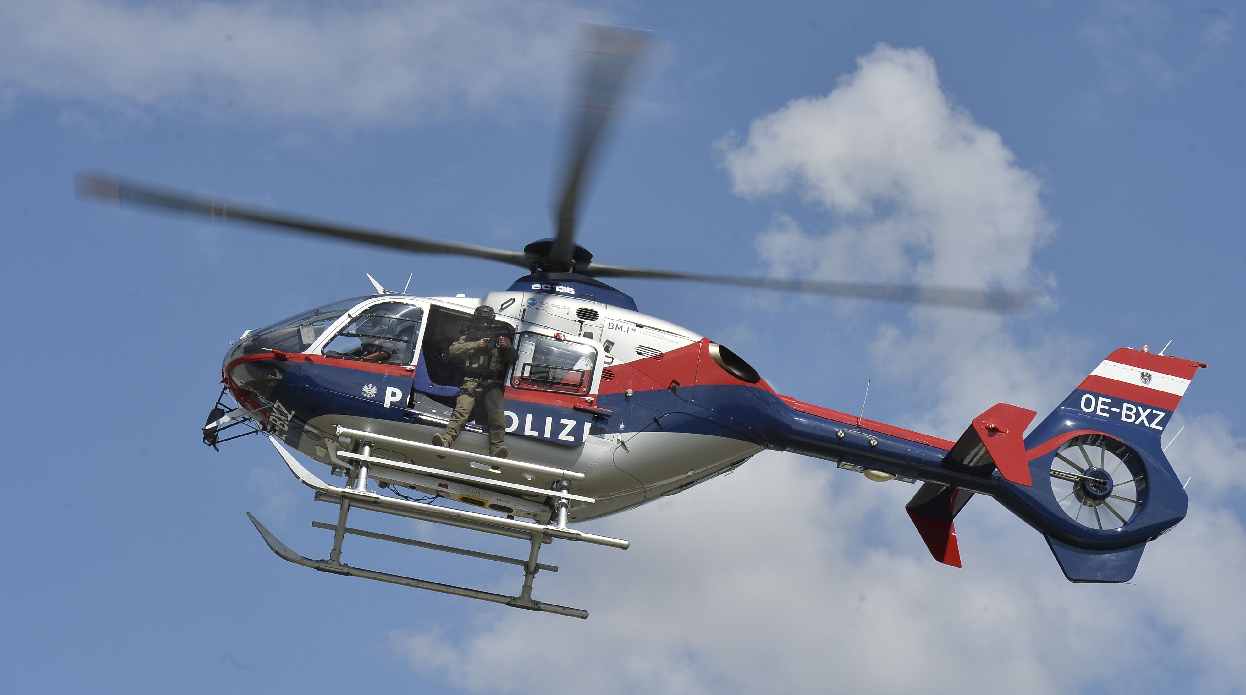 Polizei-Heli mit einem Cobra-Beamten an Bord im Rahmen einer Terror-Übung. (Symbolbild)