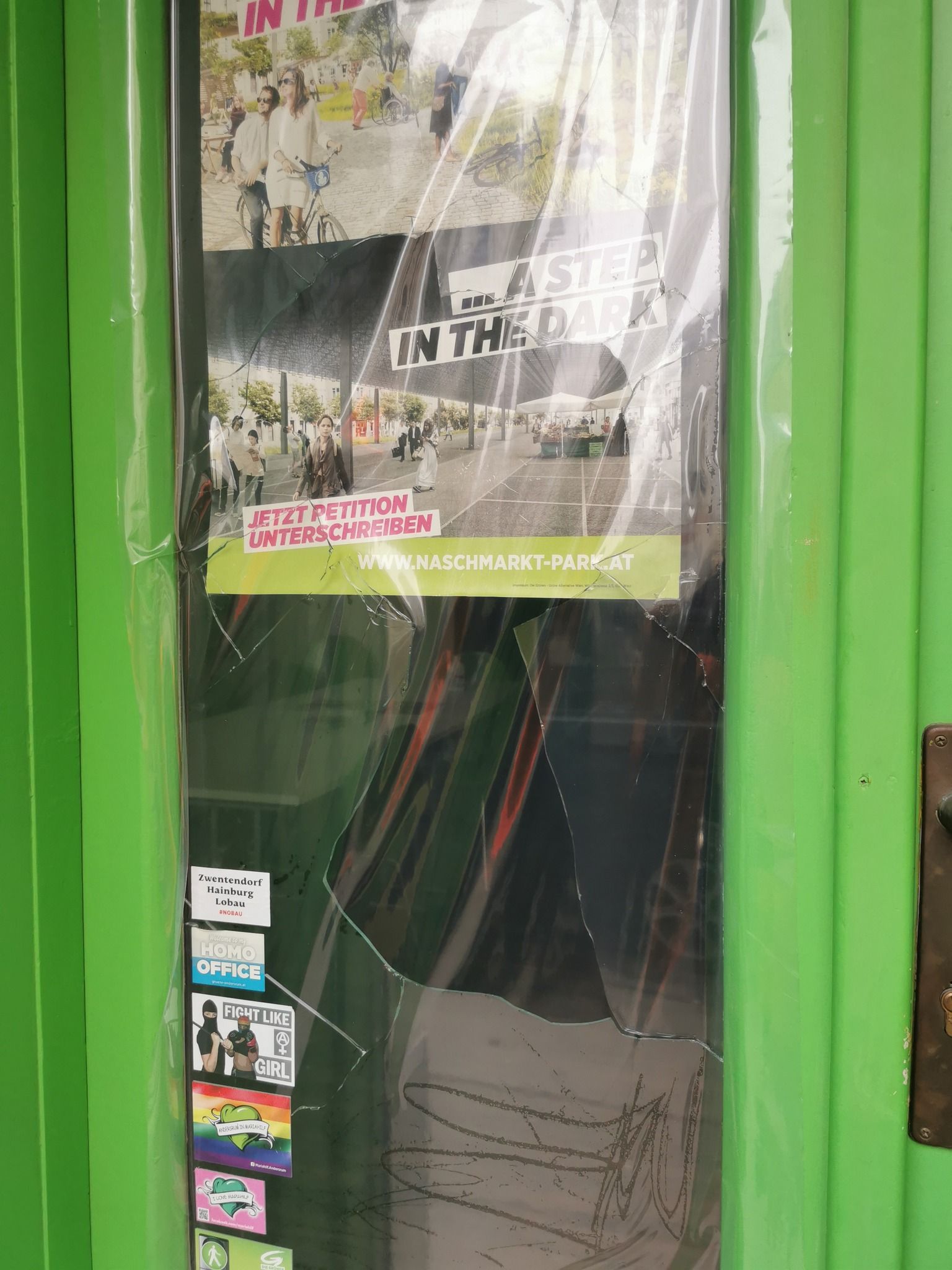 Grünes Parteilokal mit Stein attackiert. 