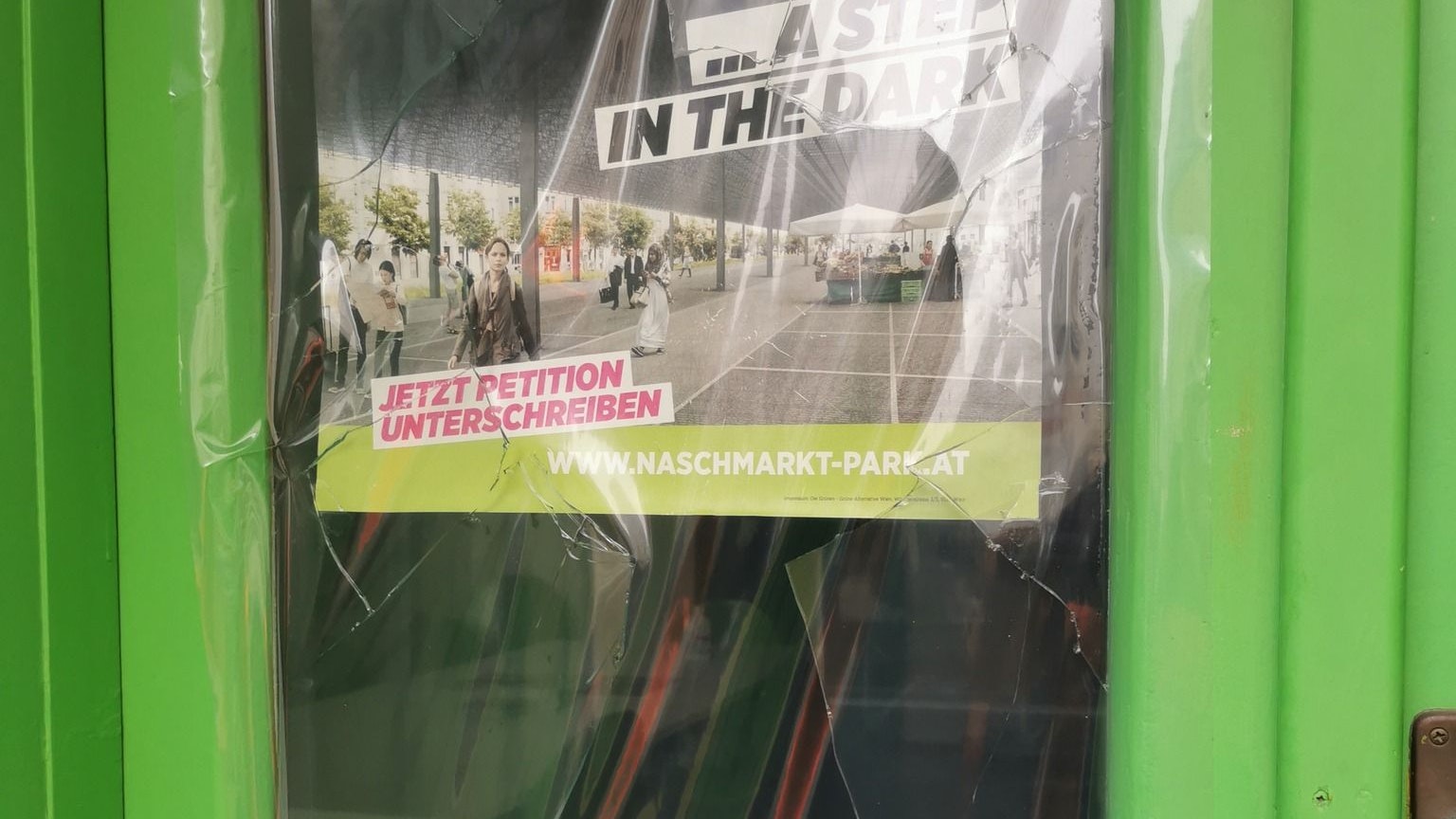 Grünes Parteilokal mit Stein attackiert. 