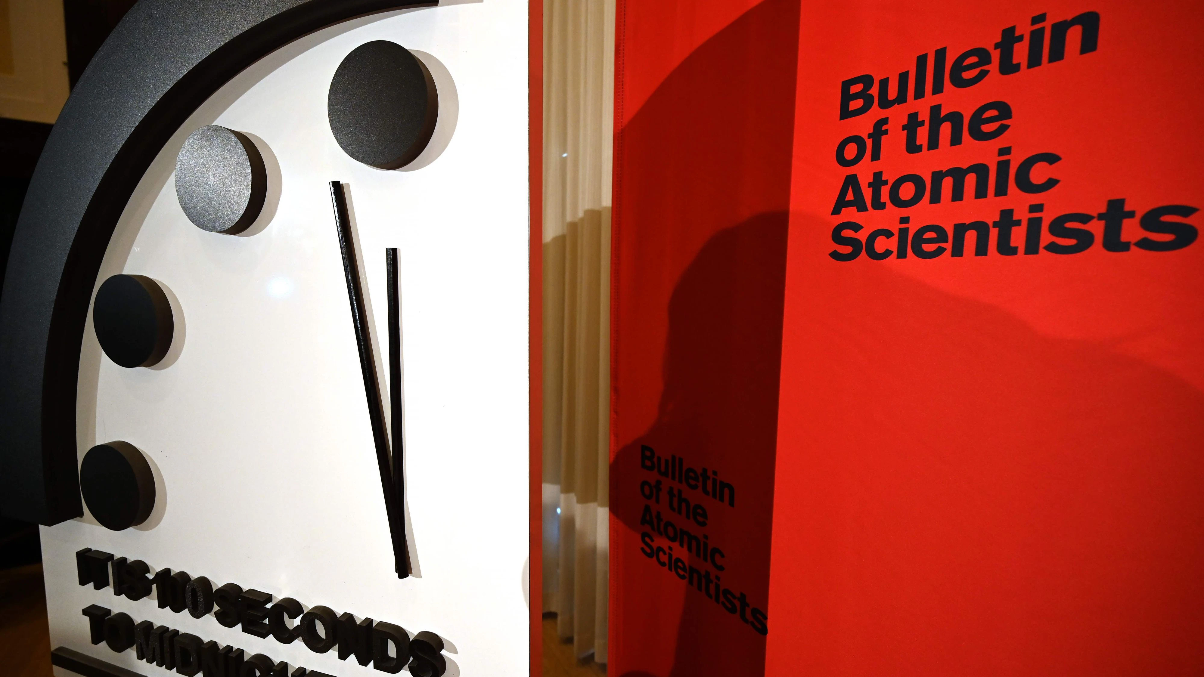 Download von www.picturedesk.com am 18.01.2022 (13:12).  The Doomsday Clock reads 100 seconds to midnight, a decision made by The Bulletin of Atomic Scientists, during an announcement at the National Press Club in Washington, DC on January 23, 2020. - President and CEO of the non-profit group Rachel Bronson said "It is the closest to Doomsday we have ever been in the history of the Doomsday Clock." The clock was created in 1947. (Photo by EVA HAMBACH / AFP) - 20200123_PD8562 - Rechteinfo: Rights Managed (RM) Nur für redaktionelle Nutzung! Werbliche Nutzung erfordert Freigabe: bitte schicken Sie uns eine Anfrage.