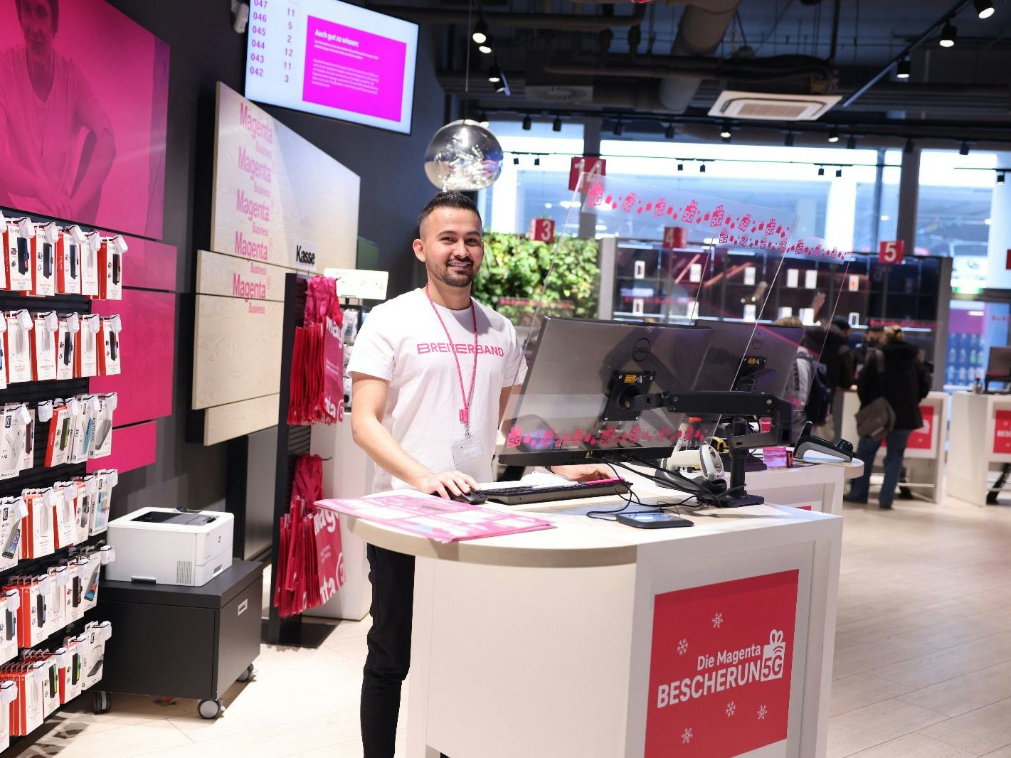 Reza (24) absolvierte nach seiner Flucht nach Österreich bei Magenta eine Lehre.