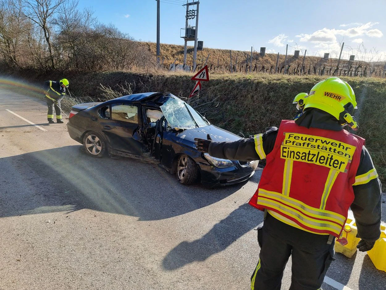 Spektakulärer Unfall im Bezirk Baden: Die Feuerwehr im Einsatz