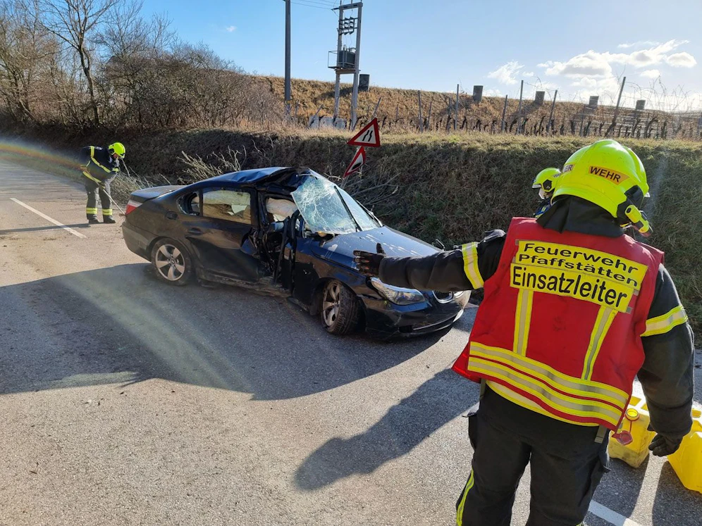 Spektakulärer Unfall im Bezirk Baden: Die Feuerwehr im Einsatz