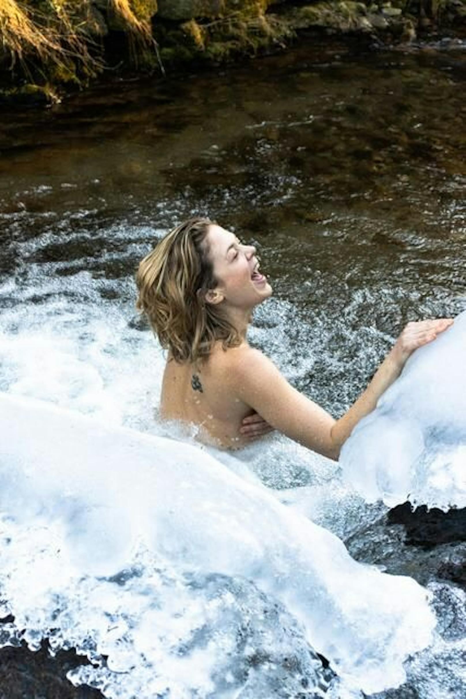 Sigrid Spörk geht für ein Fotoshooting Eisbaden – und das oben ohne.