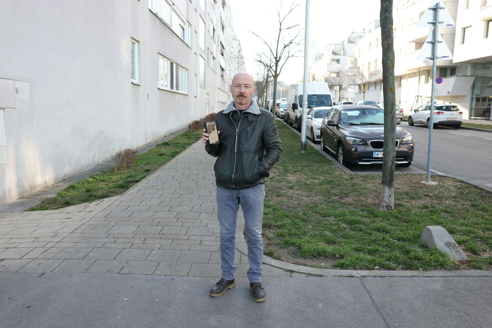 Thomas N. (57) zu Hause in Wien-Simmering
