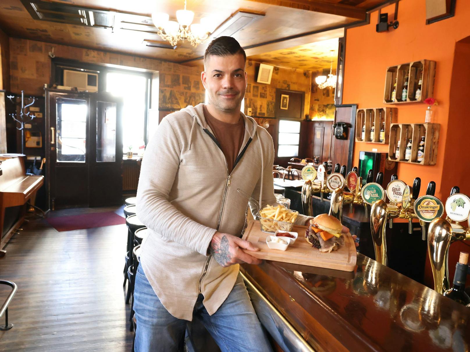 Im "Blunzenstricker" in Wien-Ottakring stehen Tafelspitz-Burger auf der Speisekarte – und bei den Gästen hoch im Kurs.