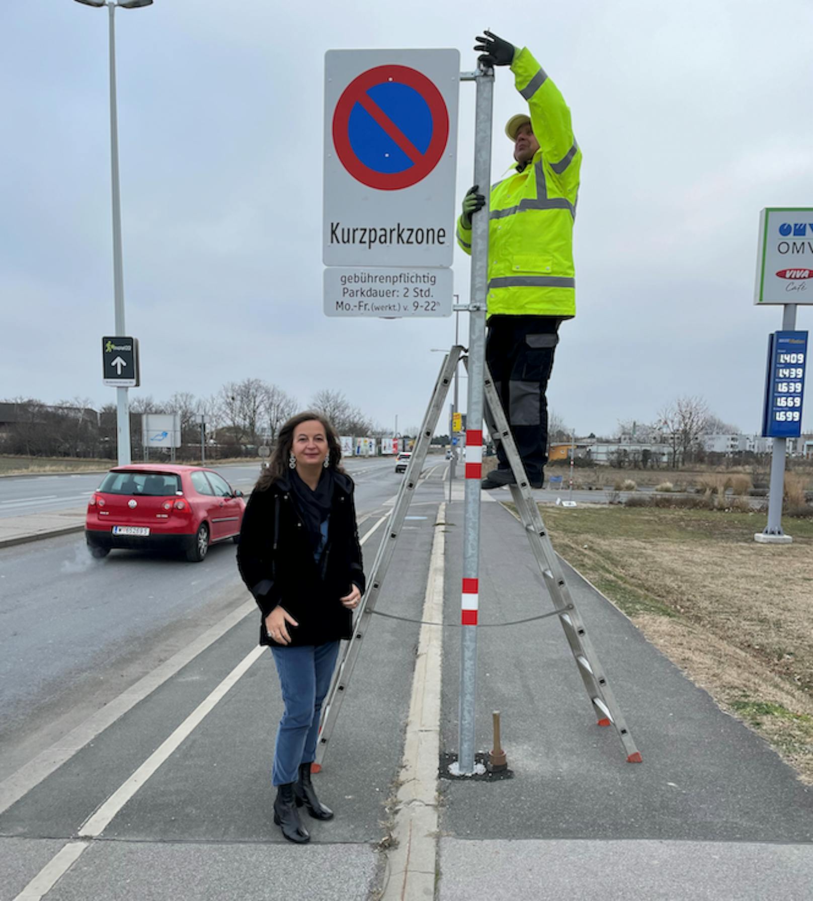 Verkehrsstadträtin Ulli Sima lässt bereits Tafeln für die ab 1. März gültige Kurzparkzone aufstellen.