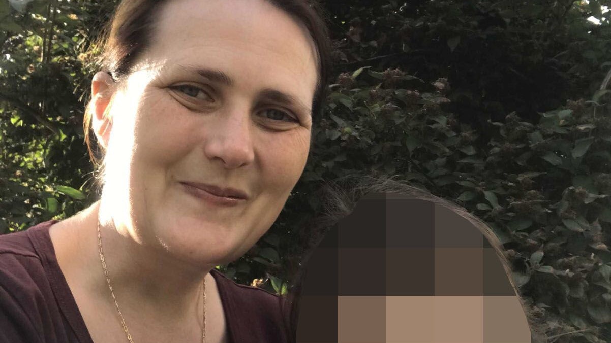 Die verzweifelte Mutter mit ihrer Tochter