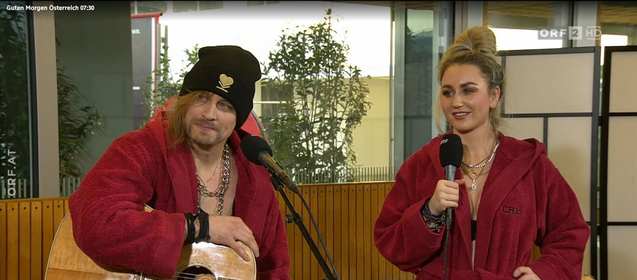 Heute.at - Bademantel und Leder-Leggins: Kurioser Auftritt im ORF