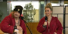 Bademantel und Leder-Leggins: Kurioser Auftritt im ORF