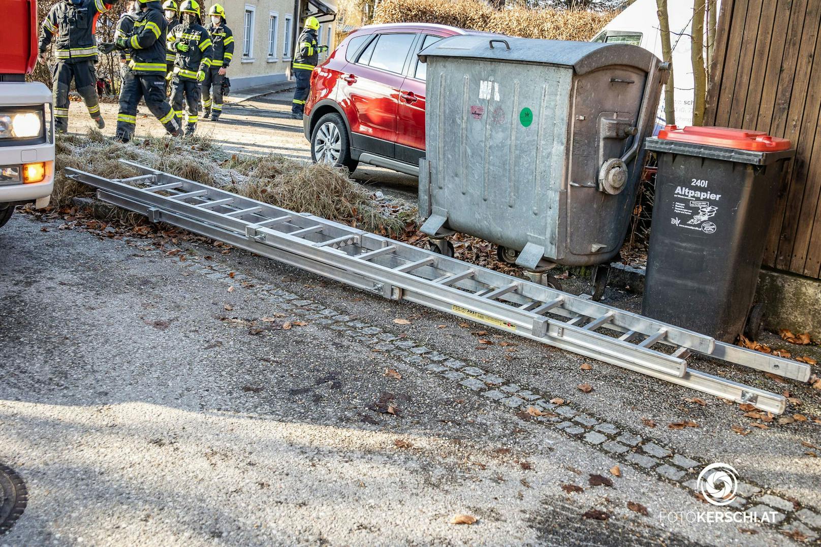 Die Feuerwehr rückte an, um den Hund zu retten.