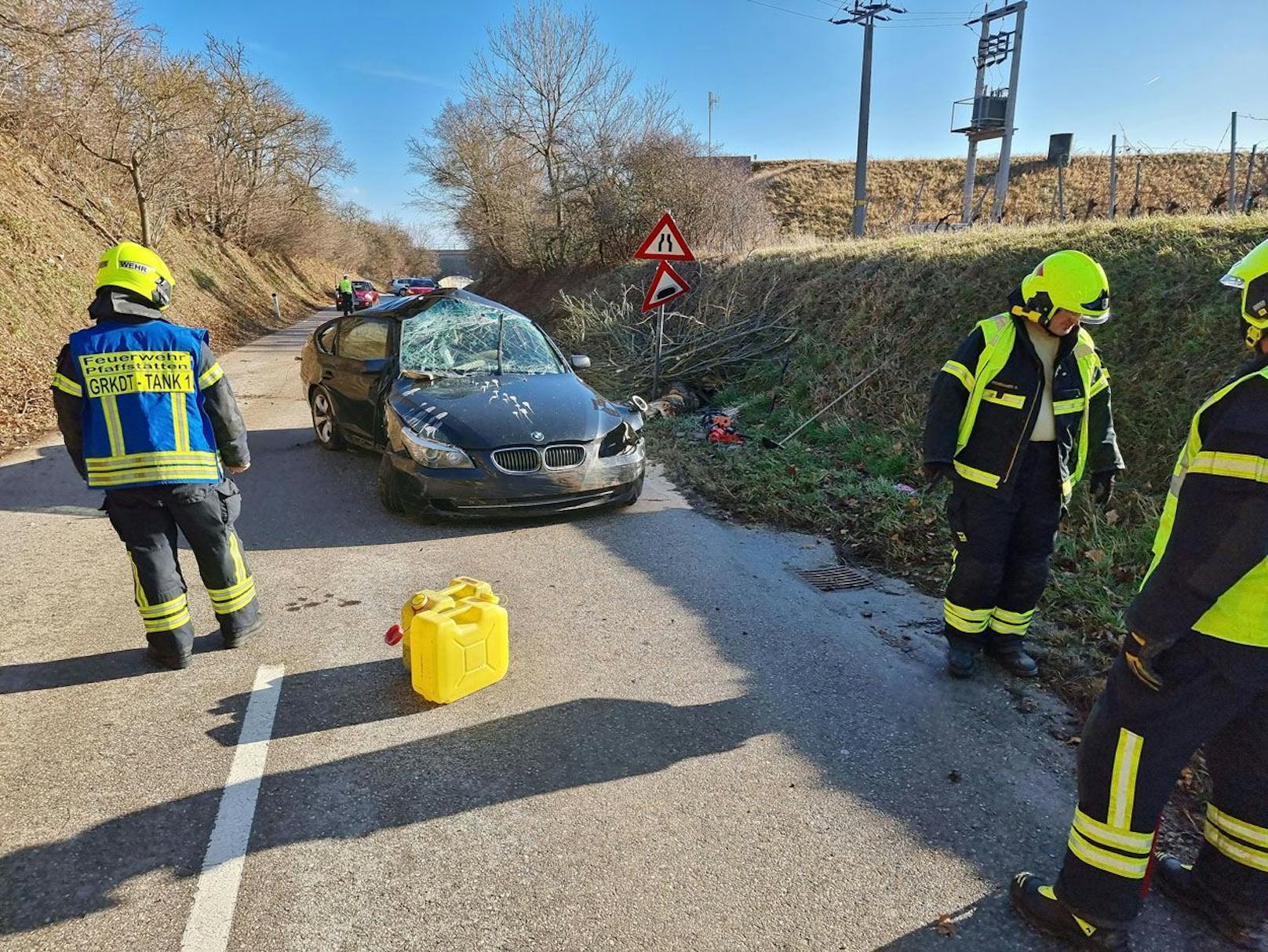 Spektakulärer Unfall im Bezirk Baden: Die Feuerwehr im Einsatz