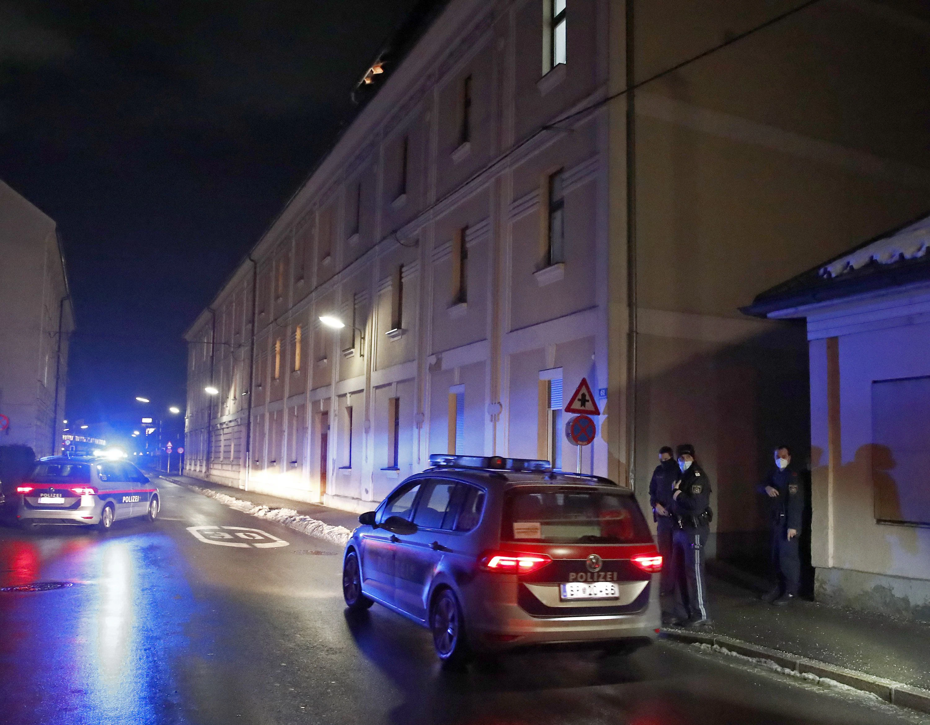 Die Polizei fand in der Wohnung die Leiche des 24-Jährigen.